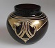 Vase "granat", 
omkring 1905. 
Rubinrødt glas 
med bemalinger 
i art nouveau 
mønster med 
guld og ...