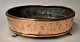 Antik 
kobberform, 
oval, på tre 
ben, 19. årh. 
Danmark. 26 x 
23 x 7,5 cm. 
NB: Ny pudset!