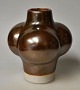 Poulsen, Tue 
(1939 - ) 
Denmark: Vase. 
Brown-glazed 
stoneware. 
Signed. Height: 
13 cm.