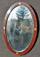 Engelsk ovalt 
spejl, ca. 
1900. Bemalet 
træ ramme med 
intasia 
dekoration. H: 
85 cm. B: 60 
...