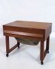 Sybord i teak 
med skuffe og 
hjul, udført i 
klassisk dansk 
design fra 
1960'erne. 
Bordet er ...