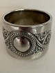 Servietring 
Sølv
Stemplet: 
H.Gr. 830S
Størrelse 3 x 
ø 4,0 cm.
Velholdt stand
Poleret og ...