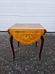Bord i fineret 
mahogni med 
intarsia, fra 
1980erne.
Det har 
brugsspor.
Højde 60cm 
Bredde 54cm ...