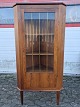 Hjørneskab i 
fineret 
palisander, fra 
1960erne.
Det har små 
brugsspor.
Højde 114cm 
Bredde 72cm ...