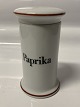 Bing & Grøndahl 
Apoteker Serien 
Paprika, 
Krydderikrukke.
Højde 11,5 cm.
Dekorationsnummer: 
...