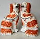 Par 
Staffordshire 
hunde, 19. årh. 
England. 
Håndbemalet 
fajance med 
forgyldning. 
H.: 27 ...