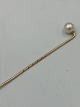 14 karat guld 
Broche/hatte 
nål 
med 1 perle 
Stemplet  585
Længde 6,5 cm 
Vægt 1,25 gram