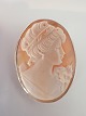Oval 
Camébroche/vedhæng 
med 
kvindebillede i 
ramme af 
forgyldt 900 
sølv. Samlet 
vægt: 7,6 gram. 
...
