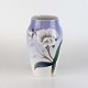 Vase i porcelæn 
med motiv af 
blomstrende 
hvid orkide på 
gradueret blå 
baggrund. Nr. 
...