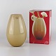 Oval vase i 
beige farvet 
glas. Model 
Cocoon. Vasen 
kommer i 
original boks.
Formgiver 
Peter ...