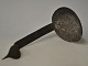 Antik dansk 
tran lampe i 
jern, 19. årh. 
H.: 18 cm. 
Proveniens: 
Per Aarsleff.