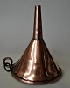 Antik dansk 
kobber tragt, 
19. årh. 
Stemplet. H.: 
16 cm. 
Perfekt stand. 
Proveniens: Per 
Arsleff. 