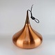 Loftslampe med 
skærm i kobber 
og top af 
palisander. 
Skærmens 
indvendige side 
er lakeret med 
hvid ...