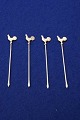 Sæt = 4 Oliven 
sticks Oliven 
pinde i 
sterling sølv 
med forgyldt 
hane i top.
L 8cm
Sælges KUN ...