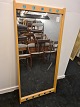 Svensk design 
spejl med ramme 
i eg og indlagt 
farvet råglas.
Produceret ca. 
1970'erne. 
Mærkat ...