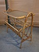 Lampebord med 
magasinholder
 Kr. 600,-