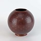Rund 
kugleformet 
Solbjerg vase i 
brun fajance 
med enkelt 
prikformet 
mønster. Nr. 
...