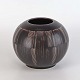 Rund 
kugleformet 
Solbjerg vase i 
mørkebrun 
fajance med 
stribet 
mønster. Nr. 
1567
Formgiver ...