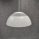 AJ pendel i 
hvidlakeret 
metal. 
Formgiver Arne 
Jacobsen
Producent 
Louis Poulsen
Højde 18 ...