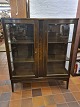 Vitrine skab 
udført i 
mørkbejdset 
egetræ m. låger 
af facetslebet 
glas. 
Fremstillet 
ca. ...