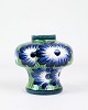 Denne vase, 
model 131/296, 
er fremstillet 
i fajance og 
dekoreret med 
et elegant, 
håndmalet ...