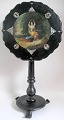 Engelsk 
vippebord (tilt 
- top) i 
papmaché, 
ca.1850. 
Sortmalet, på 
tre ben, rund 
fod, profileret 
...
