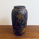 L. Hjorth 
Terracotta 
fabrik 
Vase af 
stentøj fra 
1916-1930, 
dekorerret med 
hjerter og 
bladværk. ...