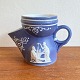 Engelsk 
Barberkrus af 
porcelæn fra 
1940`erne. 
Jasperware med 
mørk mat blå 
glasur på hvid 
...