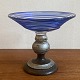 Sukkerfad af 
klart glas med 
blå omløbende 
spiral. ca 
1860.
Bemalet stilk 
og fod. 
Halvdelen af 
...