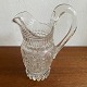Flødekande af 
klart glas 
blæst i form. 
Ca 1880-1900 
antageligt fra 
England eller 
Høvik ...