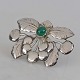 Broche i sølv 
udformet i 
skønvirke stil 
dekoreret med 
sten af grøn 
krysopras og 
motiv af blade 
...