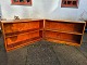 Et par lave 
bogreoler 
udført i 
fineret 
mahogni.
Fremstillet 
hos Søren 
Willadsen 
Møbelfabrik i 
...