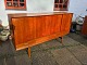 Dansk 
møbelproducent 
høj skænk 
udført i 
fineret teak.
Produceret ca. 
1960'erne. 
Fremstår i ...