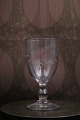 Fint gammelt 
Fransk souvenir 
vin glas med 
graveret skrift
"Souvenir" 
H:14cm. 
dia.:7cm.