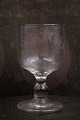 Fint gammelt 
Fransk souvenir 
vin glas med 
graveret skrift
"Amitie" ( 
Venskab ) 
H:12,5cm. 
dia.:7cm.