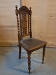 Stol i massivt 
egetræ, fra 
1910erne.
Den har 
brugsspor.
Ryghøjde 107cm 
Sædehøjde 47cm