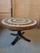 Sofabord i 
fineret egetræ 
med kakler, fra 
1970erne.
Det har små 
brugsspor.
Højde 52cm 
Diameter ...