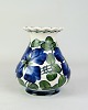 Denne vase, 
model 201/311, 
er fremstillet 
i fajance og 
dekoreret med 
et elegant, 
håndmalet ...