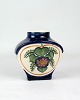 Denne vase, 
model 1039/661, 
er fremstillet 
i fajance og 
dekoreret med 
et smukt, 
håndmalet ...
