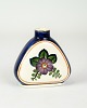 Denne vase, 
model 1039/759, 
er fremstillet 
i fajance og 
dekoreret med 
et elegant 
blomstermotiv. 
...
