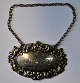 Sølv sherry 
skilt, 19. årh. 
England. 
Stemplet. Med 
kæde. 6,5 x 4,3 
cm. 
