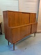 Skænk i fineret 
teaktræ, fra 
1960erne.
Den har små 
brugsspor.
Højde 120cm 
Bredde 154cm 
Dybde 52cm