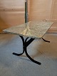 Sofabord i 
metal med 
marmorplade, 
fra 1990erne.
Det har små 
brugsspor.
Højde 39cm 
Bredde 45cm ...