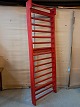 Rippe i bejdset 
fyrretræ, fra 
1980erne.
Den har 
brugsspor.
Højde 241cm 
Bredde 81cm 
Dybde 14cm
