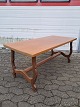 Sofabord i 
massivt og 
fineret 
mahogni, fra 
1980erne.
Det har 
brugsspor.
Højde 55cm 
Bredde 58cm ...