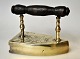 Dansk antik 
messing 
strygejern, 19. 
&aring;rh. Med 
dekorationer i 
form af blomst. 
L.: 16 cm. H.: 
...