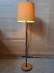 Standerlampe i 
egetræ med 
lampeskærm, fra 
1970erne.
Den har 
brugsspor.
Højde 135cm 
Diameter på ...