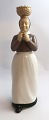 Bing & 
Grøndahl. 
Porcelænsfigur. 
Konen med 
æggene. Model 
2126. Højde 22 
cm. (1 
sortering)