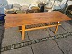 Dansk 
møbeldesign 
sofabord m. 
plade i fineret 
teak samt stel 
og hylde af 
massiv eg.
Frenstillet 
...