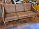 Børge Mogensen 
3 pers. sofa 
model BM2209 
betrukket med 
brunt skind 
samt ben i 
teak.
Fremstillet 
...